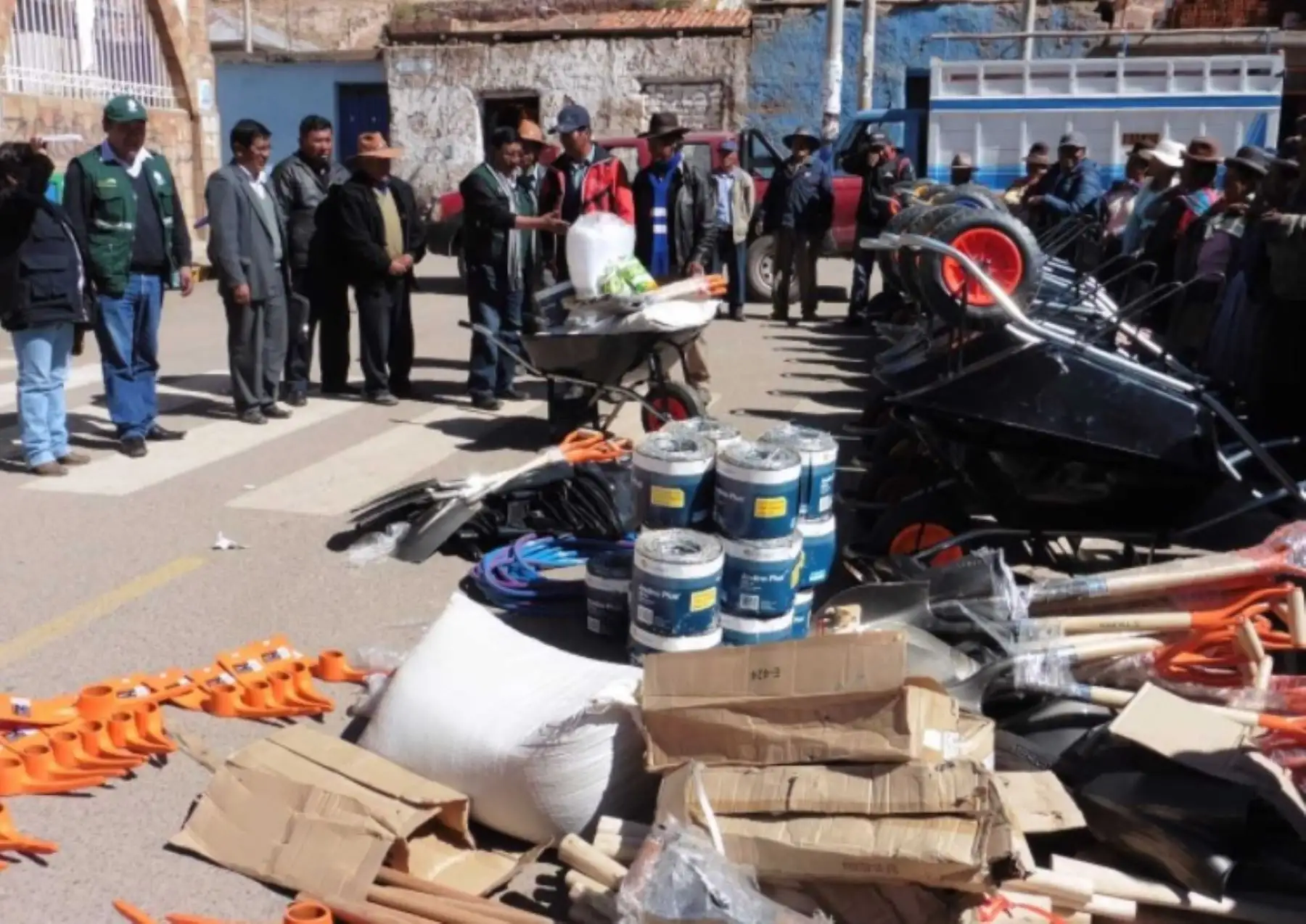 El Ministerio de Agricultura y Riego (Minagri), a través de la Agencia Zonal de Agro Rural Huancané-Moho-San Antonio de Putina, entregó kits de herramientas e insumos a las comunidades campesinas de Calahuyo, Milliraya, Quencha, Cuyuraya, Isancuyo, Pongoni, Queromuta y Tarucani, en beneficio de 4,500 campesinos.
