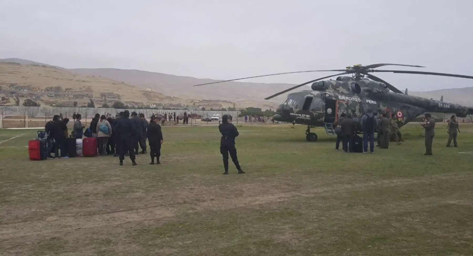 Los puentes aéreos y marítimos establecidos por las Fuerzas Armadas como respuesta a la emergencia tras el fuerte sismo ocurrido el lunes último en Arequipa permitieron el traslado de más de 300 personas que se encontraban varadas en la localidad de Atico.