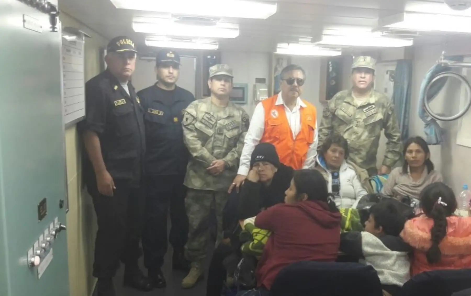 Los puentes aéreos y marítimos establecidos por las Fuerzas Armadas como respuesta a la emergencia tras el fuerte sismo ocurrido el lunes último en Arequipa permitieron el traslado de más de 300 personas que se encontraban varadas en la localidad de Atico.