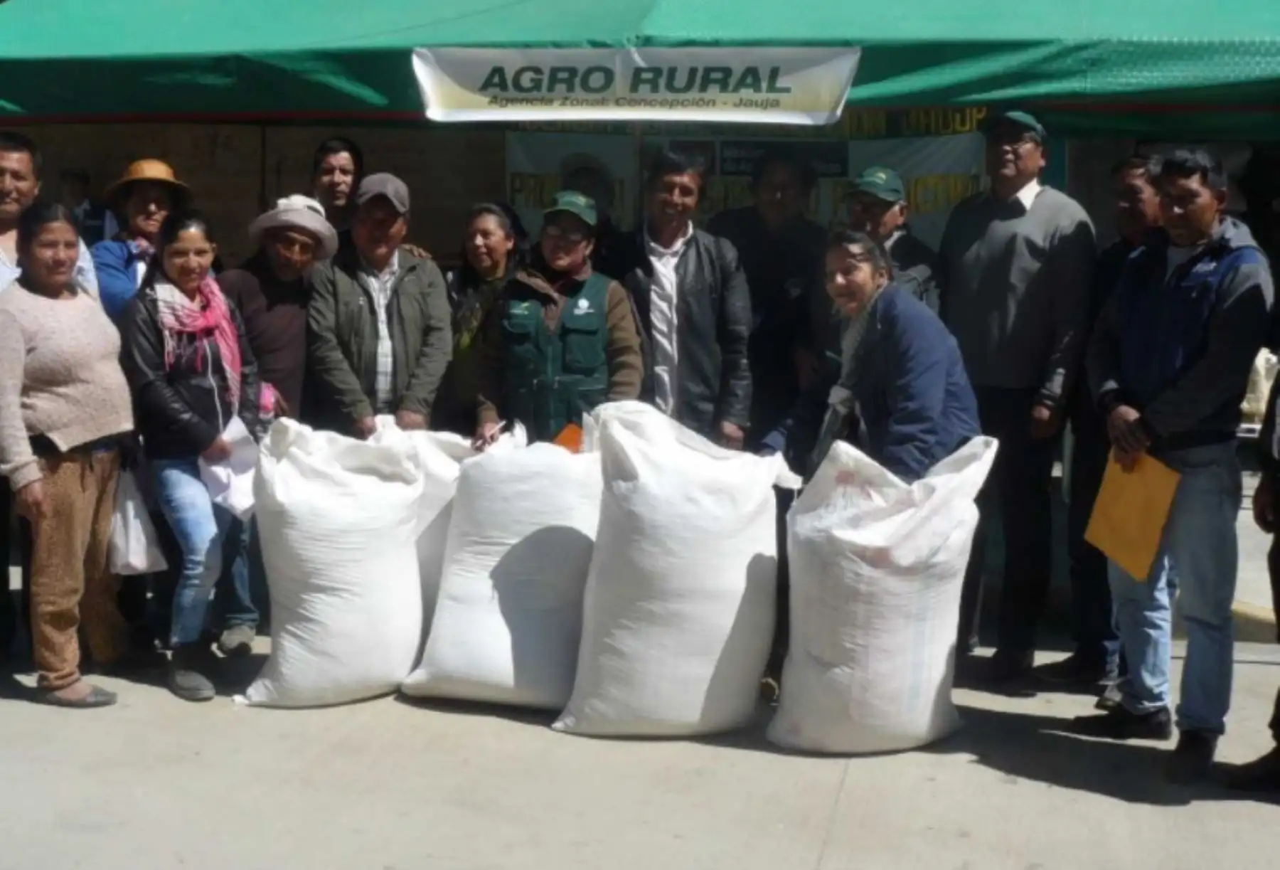 La Dirección Zonal de Agro Rural en Junín entregó 13,200 kilos de alimento suplementario concentrado para atender a 14,620 cabezas de ganado vacuno y ovino, en el marco del Decreto Supremo Nº 019-2017-PCM con el que se aprueba el Plan Multisectorial Ante Heladas y Friaje 2017.