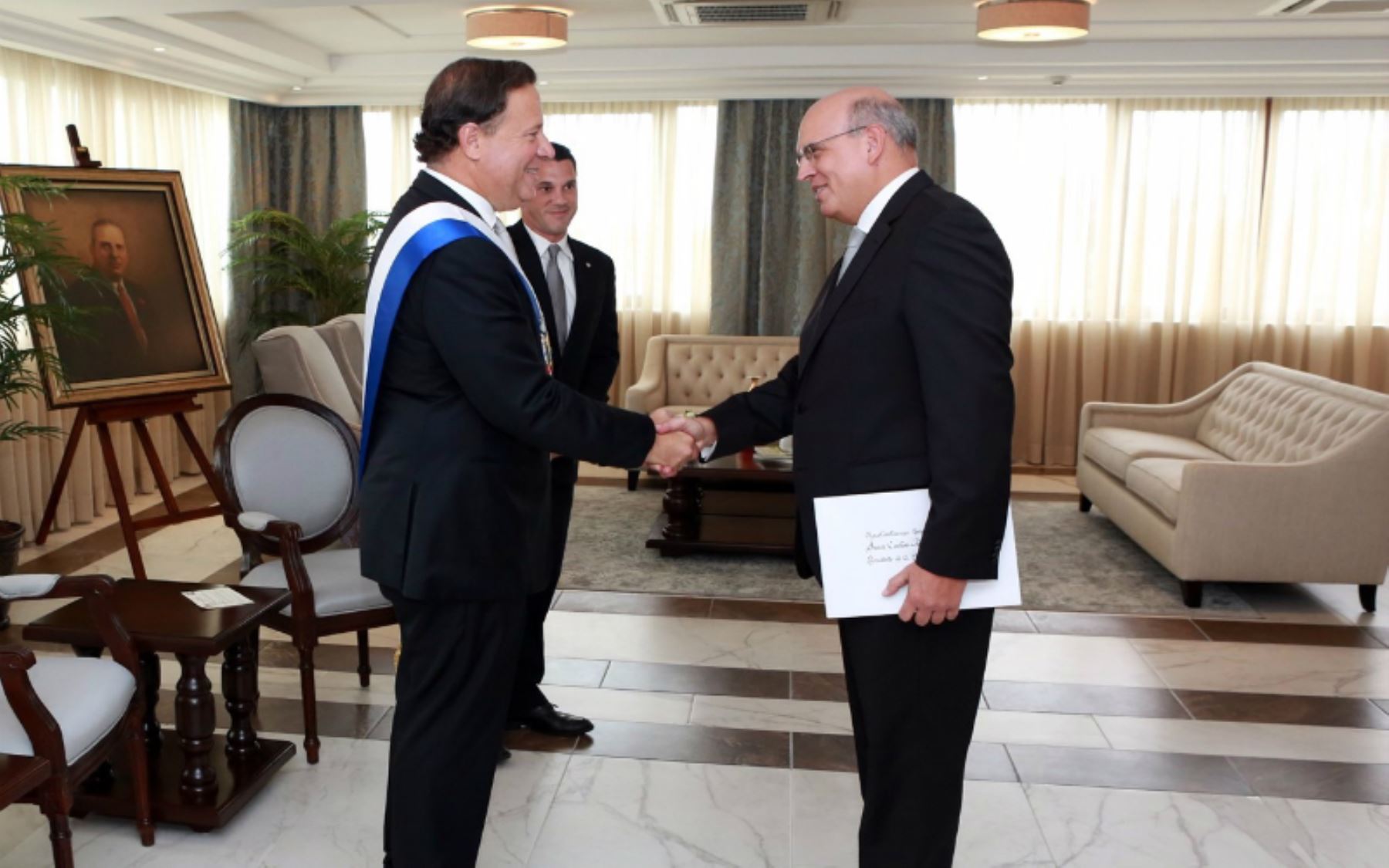 Peru Ambassador presents credentials to Panama President