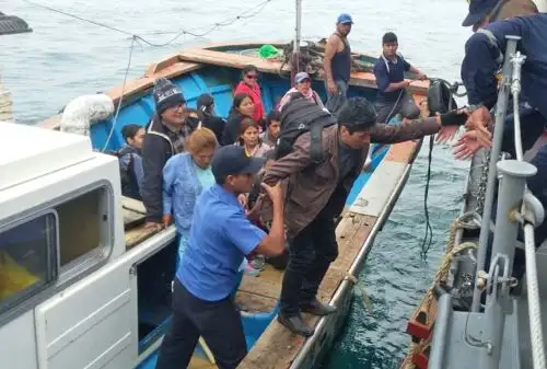 Los puentes aéreos y marítimos establecidos por las Fuerzas Armadas como respuesta a la emergencia tras el fuerte sismo ocurrido el lunes último en Arequipa permitieron el traslado de más de 300 personas que se encontraban varadas en la localidad de Atico.