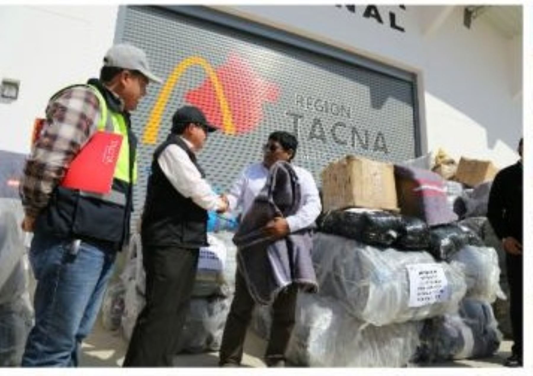 Gobernador regional de Tacna, Omar Jiménez, encabezó hoy  la entrega de kits de ayuda a la población afectada por las lluvias en la zona de Viñani del distrito de Coronel Gregorio Albarracín Lanchipa.