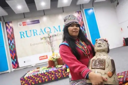 El Ministerio de Cultura inauguró hoy “Ruraq Maki: Hecho a Mano”, la feria artesanal más importante del Perú que este año reúne en la sala Kuélap a 130 colectivos de maestros artesanos en una exposición venta de su arte popular y tradicional.