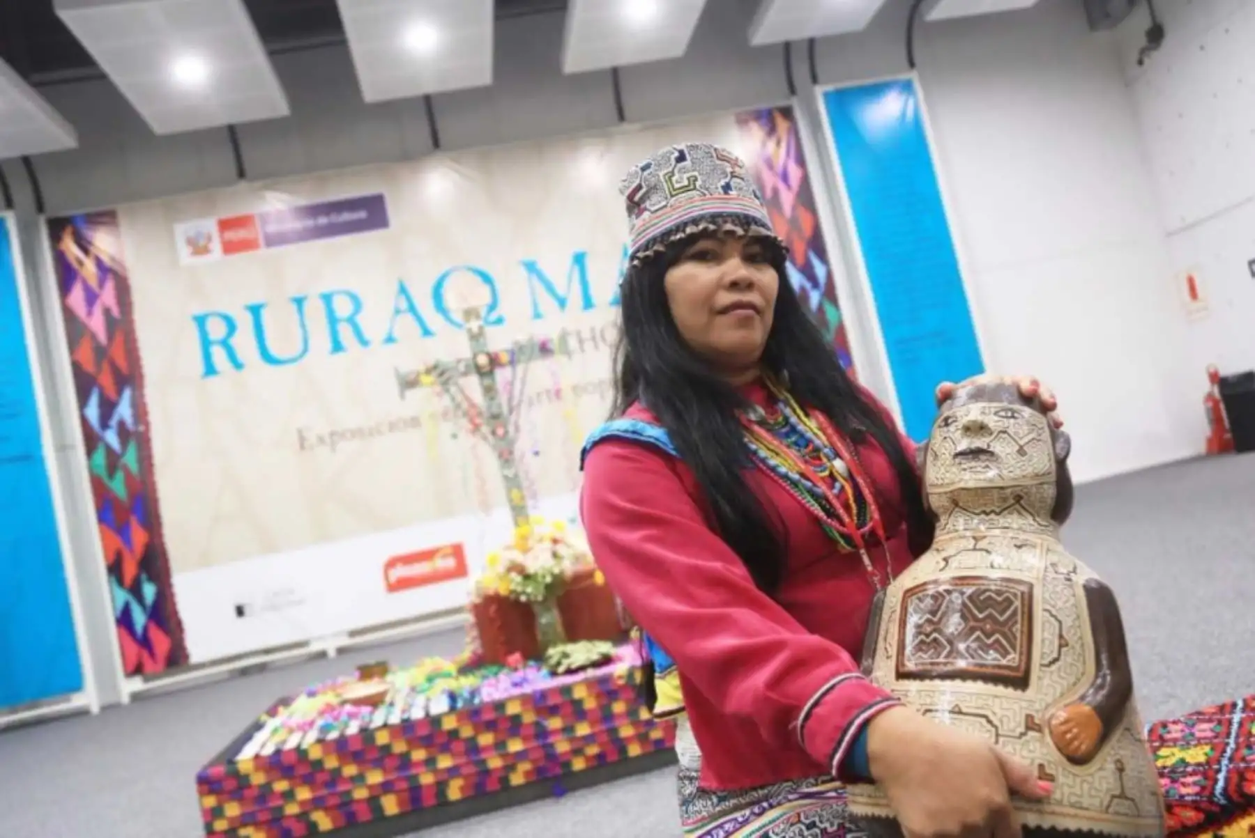 El Ministerio de Cultura inauguró hoy “Ruraq Maki: Hecho a Mano”, la feria artesanal más importante del Perú que este año reúne en la sala Kuélap a 130 colectivos de maestros artesanos en una exposición venta de su arte popular y tradicional.