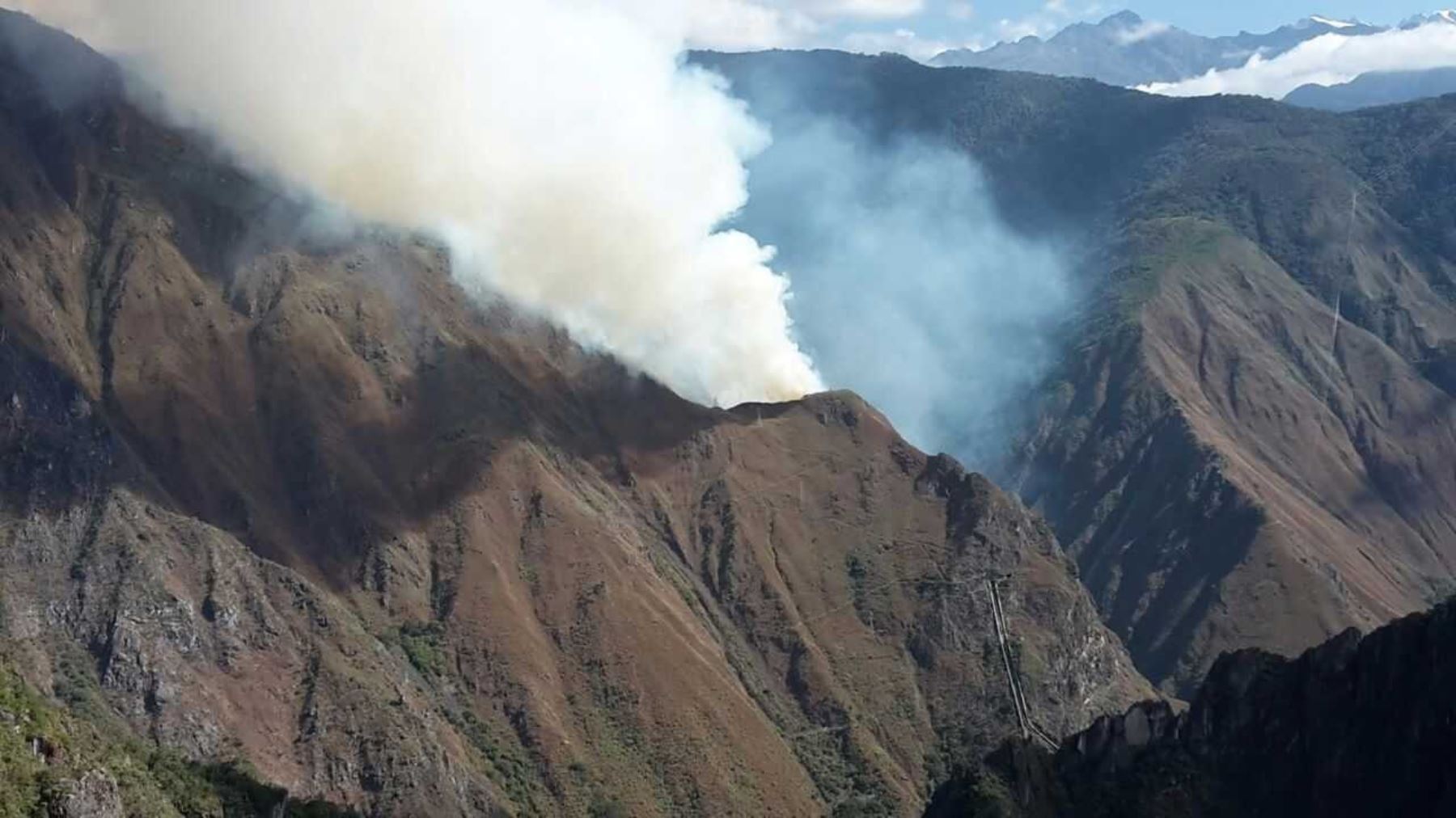 Incendio se inició esa tarde en la margen izquierda del río Vilcanota, con la confluencia de la cuenca de Aobamba, en Cusco.