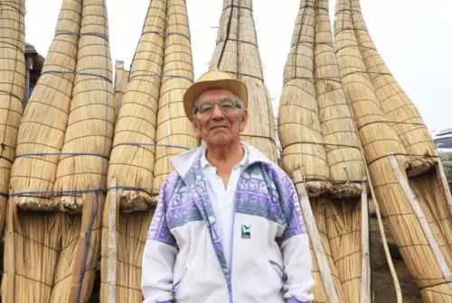 Agustín Piminchumo, artesano en totora.