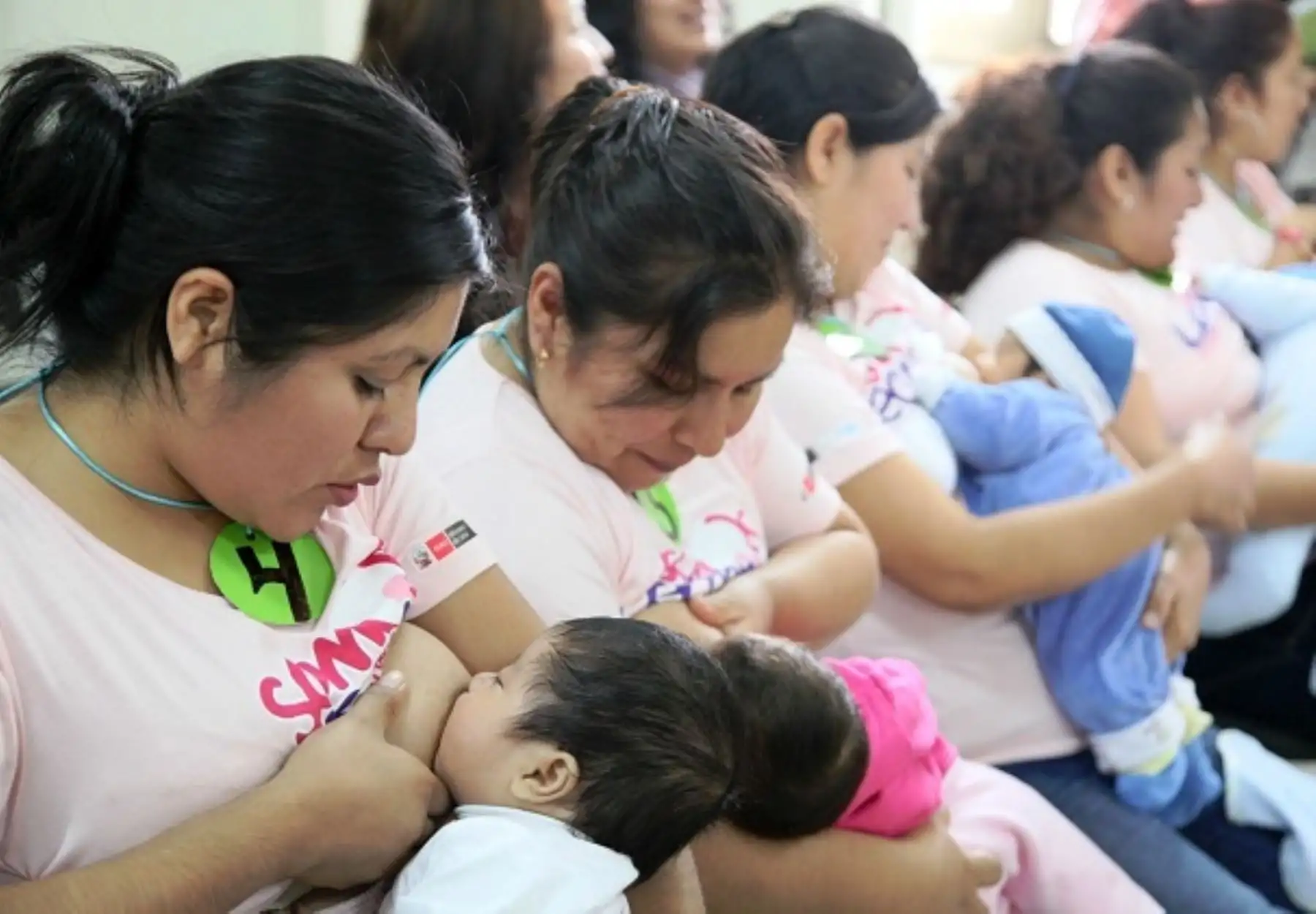 La leche materna no solo tiene beneficios de salud y físicos, también emocionales para los bebés. ANDINA/Difusión