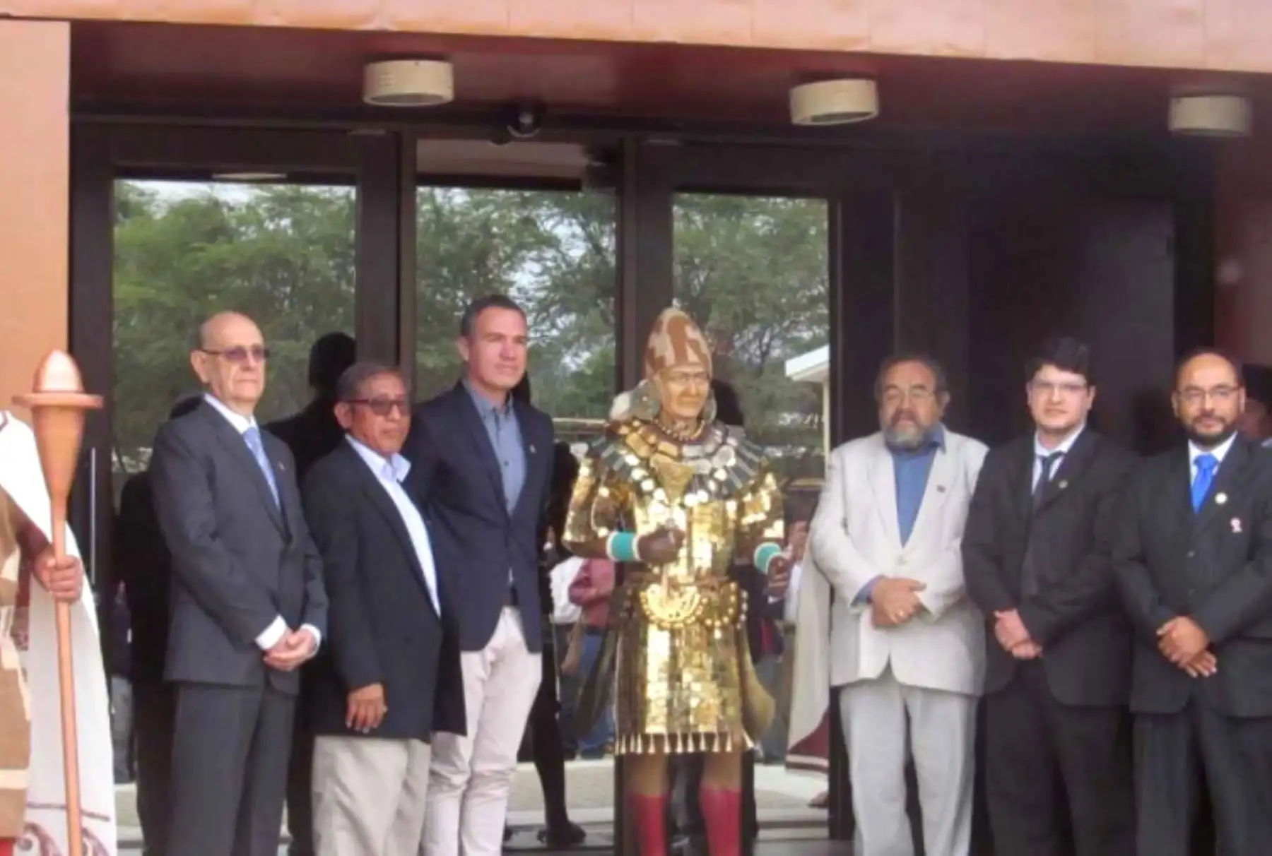En la ceremonia por el trigésimo aniversario del descubrimiento de la tumba del Señor de Sipán se desveló el busto con el rostro del jerarca moche que reinó hace 1,700 años sobre los valles de Lambayeque, reconstruido gracias a la técnica 3D.