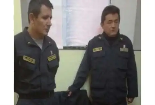 Dos suboficiales de la Policía Nacional del Perú fueron detenidos por agentes de la División de la Policía Anticorrupción de Trujillo, luego que cobraran una coima de 170 soles a un ciudadano en la comisaría de Huamachuco, provincia de Sánchez Carrión, región La Libertad.