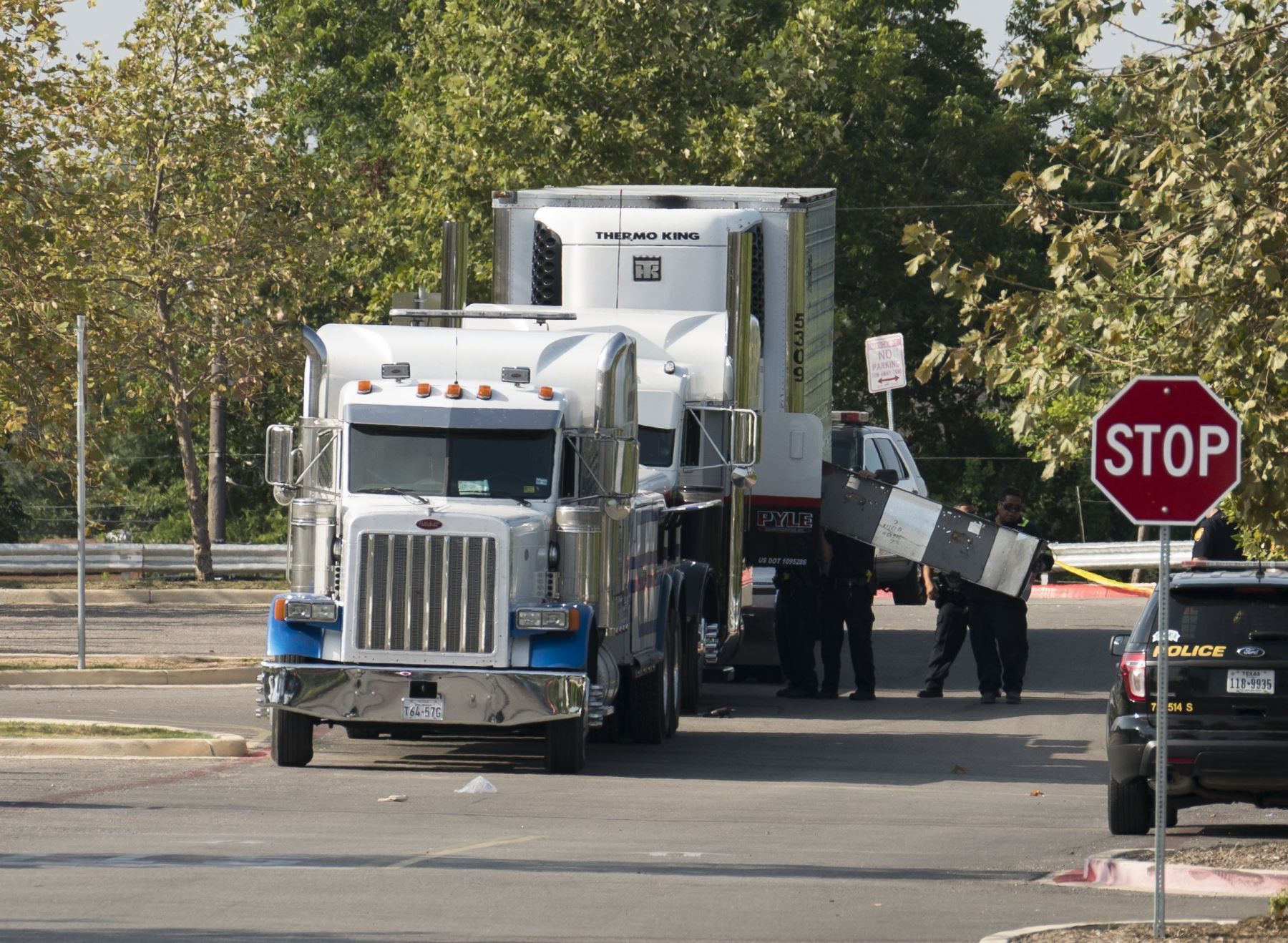 Diez personas fueron halladas muertas hoy en un camión en San Antonio, Texas. Foto: EFE