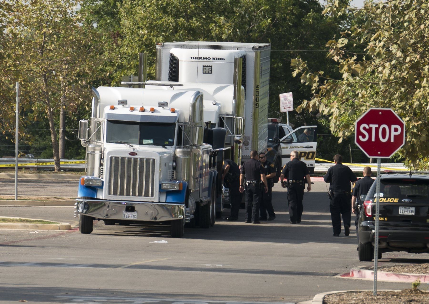 Diez personas fueron halladas muertas hoy en un camión en San Antonio, Texas. Foto: EFE