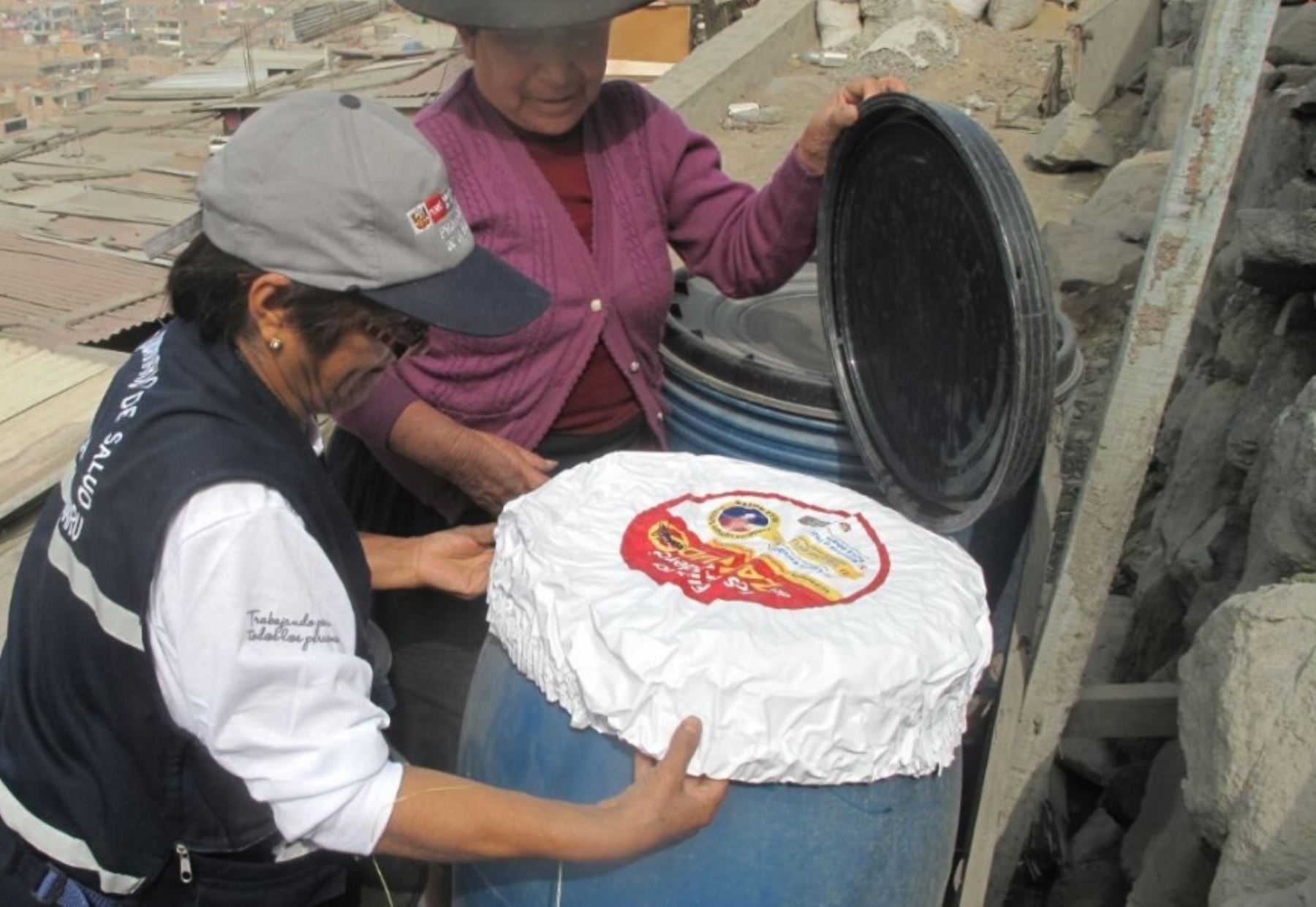 Tapas elastizadas para cubrir bidones de agua. Foto: Andina/Difusión