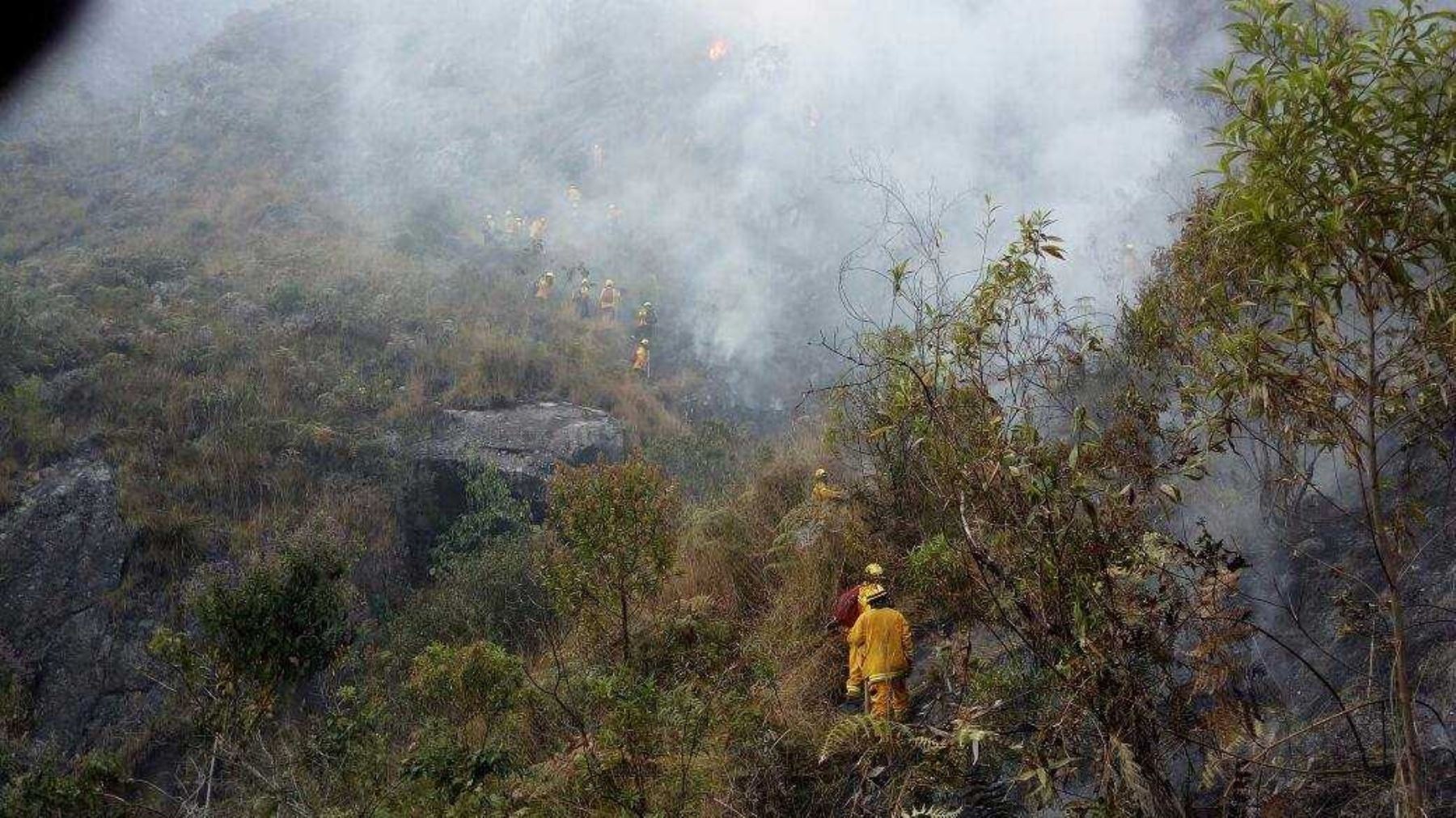 Indeci Cusco coordina acciones de respuesta ante incendio forestal que se reactivó en el sector de Torrepata, distrito de Machu Picchu.