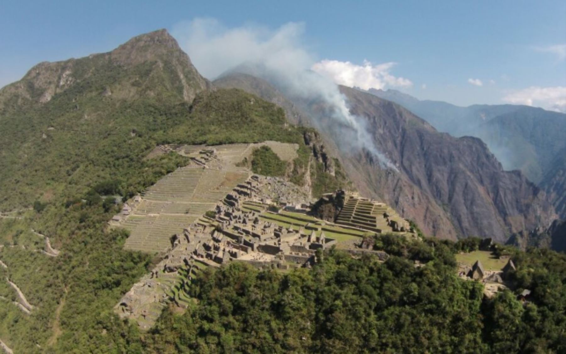 Más de 100 bomberos forestales se esfuerzan para que incendio no se extienda hacia circuito turístico de Machu Picchu