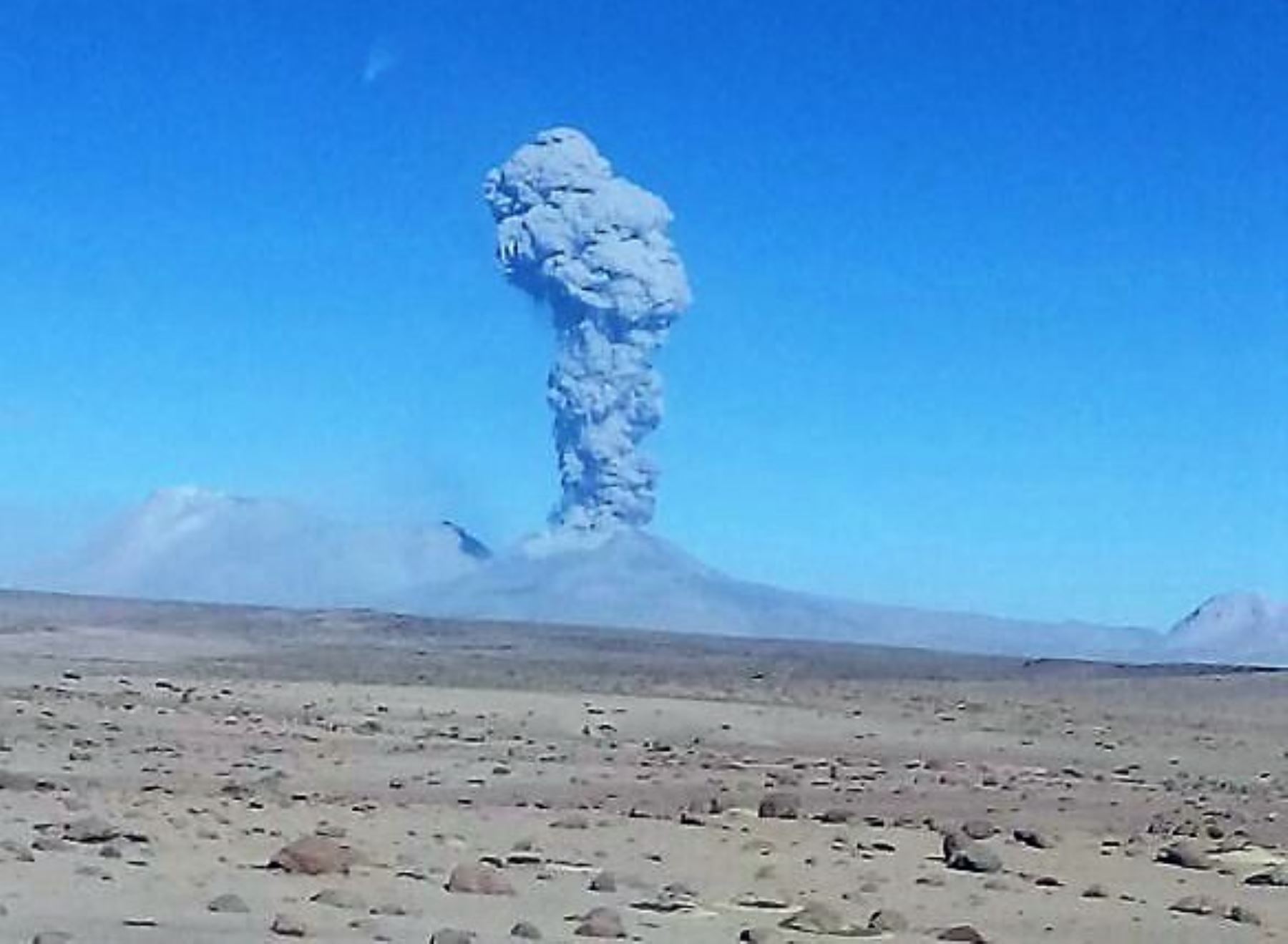 Volcán Sabancaya, ubicado en Arequipa, registró hoy una nueva explosión. Las cenizas expulsadas llegan a diversos poblados. Foto: Cortesía/Eduardo Concha Calle