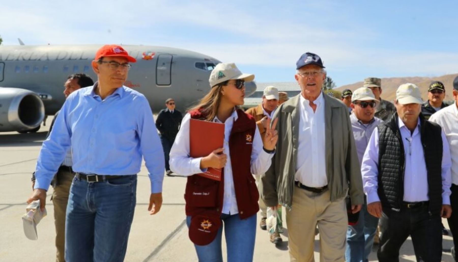 La gobernadora regional de Arequipa, Yamila Osorio, y el presidente de la República, Pedro Pablo Kuczynski, supervisan los trabajos de limpieza y rehabilitación que se ejecutan en la Panamericana Sur,