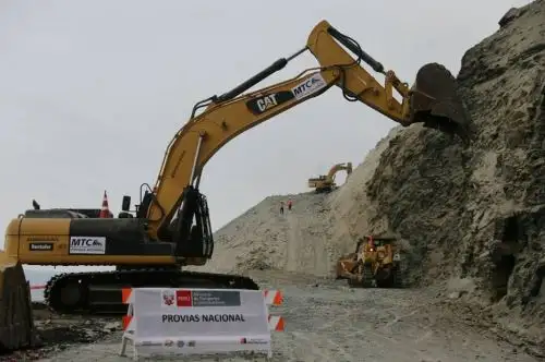 Trabajos de limpieza y rehabilitación en la Panamericana Sur, bloqueada por un derrumbe tras el fuerte sismo ocurrido hace una semana en Arequipa.