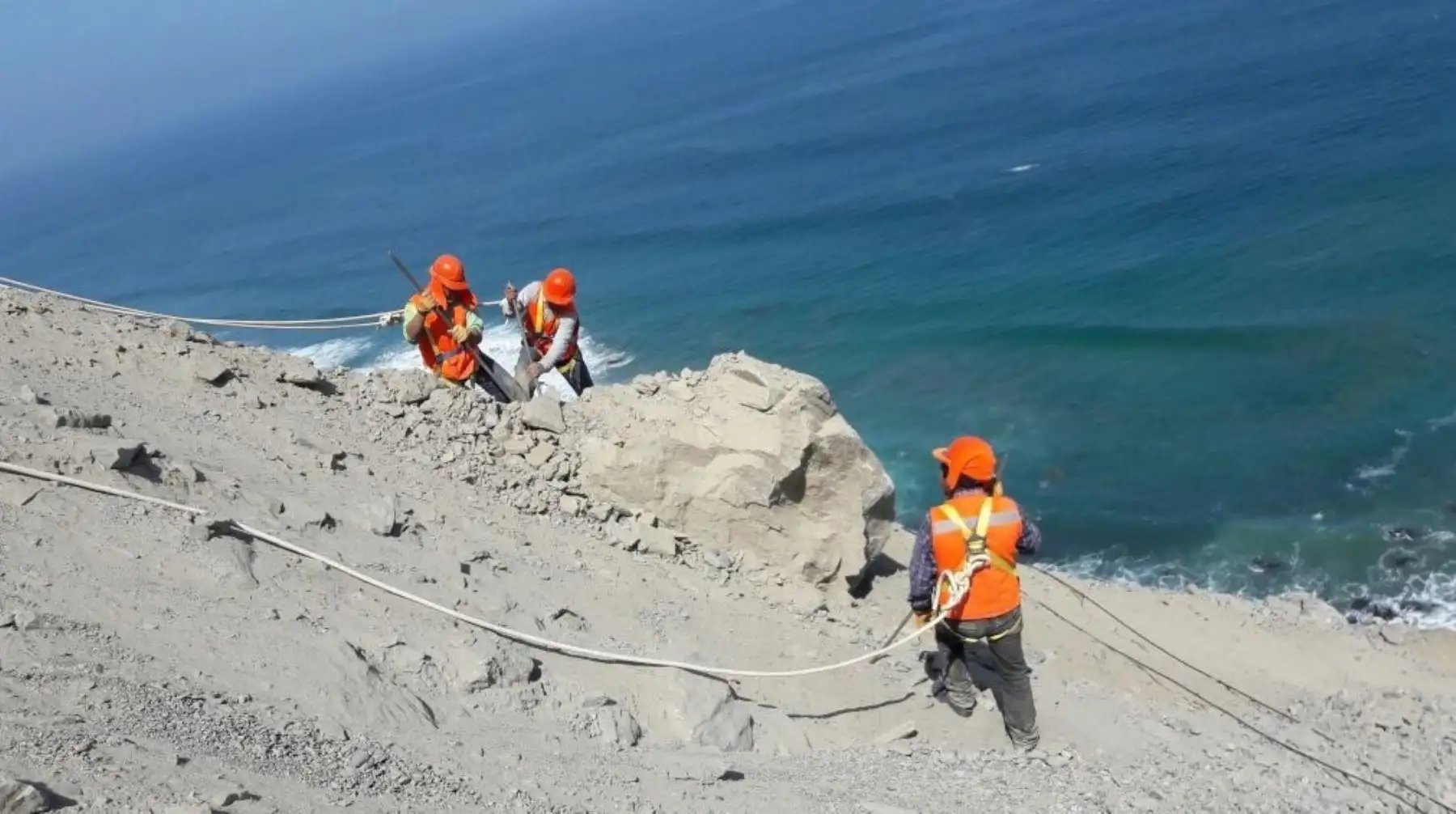 Trabajos de limpieza y rehabilitación en la Panamericana Sur, bloqueada por un derrumbe tras el fuerte sismo ocurrido hace una semana en Arequipa