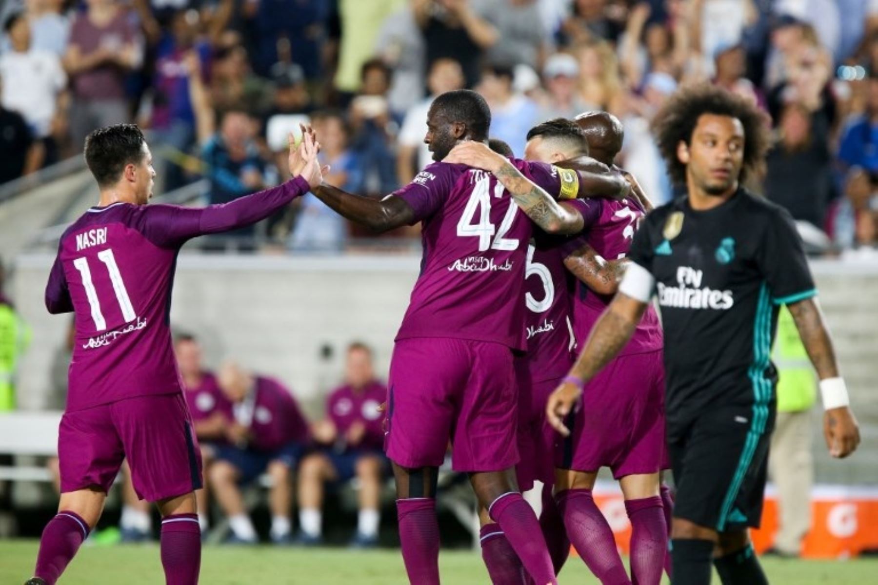 Manchester City celebra su tercer gol ante la atenta mirada de Marcelo, quien no pudo evitar la goleada de su equipo
