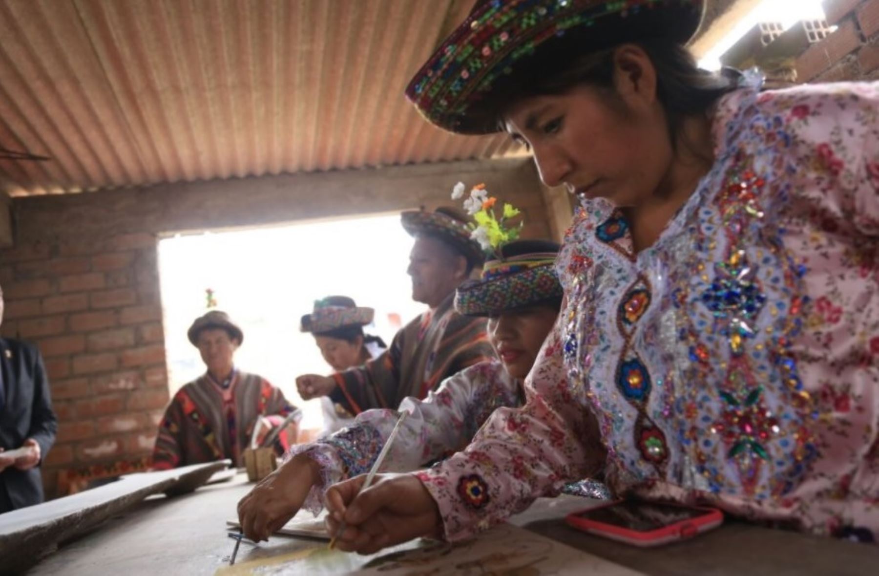 Entre las 130 expresiones artísticas regionales que se exponen en Ruraq Maki: Hecho a mano, la feria artesanal más importante del Perú, destaca las Tablas de Sarhua, que expresa el modo de vida y cultura del distrito de Sarhua, ubicado en la provincia ayacuchana de Víctor Fajardo.