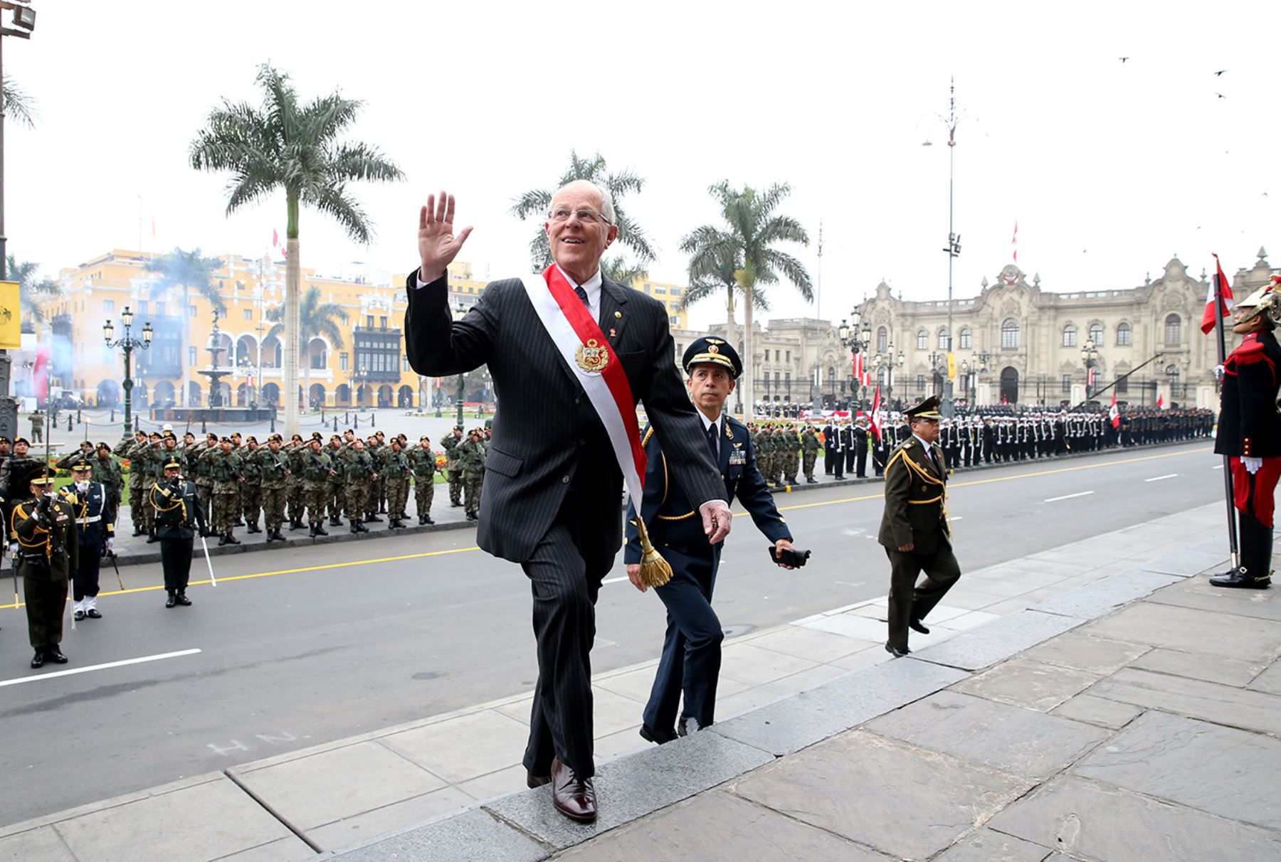 LIMA PERÚ, JULIO 28. Llegada del presidente Pedro Pablo Kuczynski a la misa y tedeum en la Catedral de Lima. Foto: ANDINA/Melina Mejía