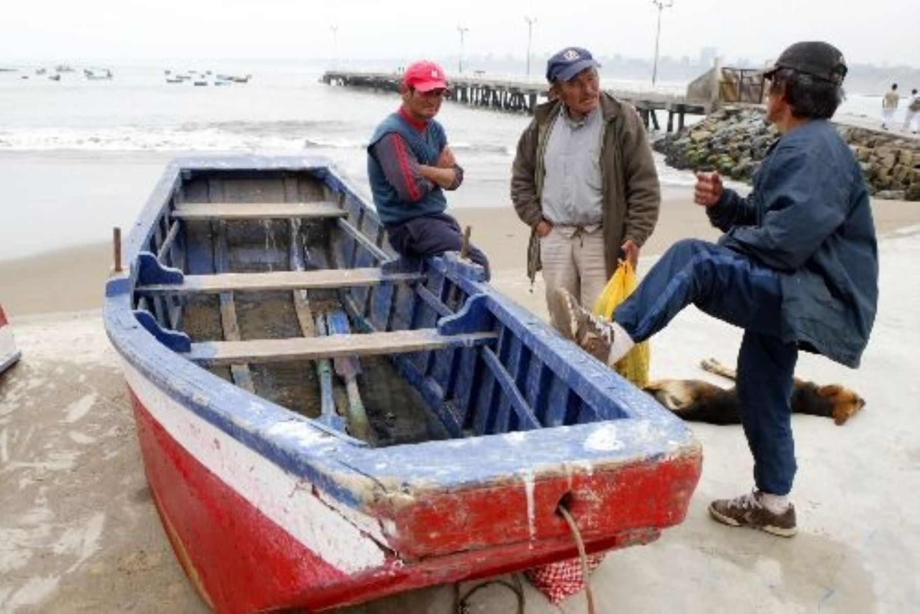 La Dirección de Hidrografía y Navegación de la Marina de Guerra del Perú informó que a 20 se incrementó el número de puertos del litoral centro y sur del país que fueron cerrados como medida de prevención por la presencia de oleajes moderados. ANDINA/Difusión
