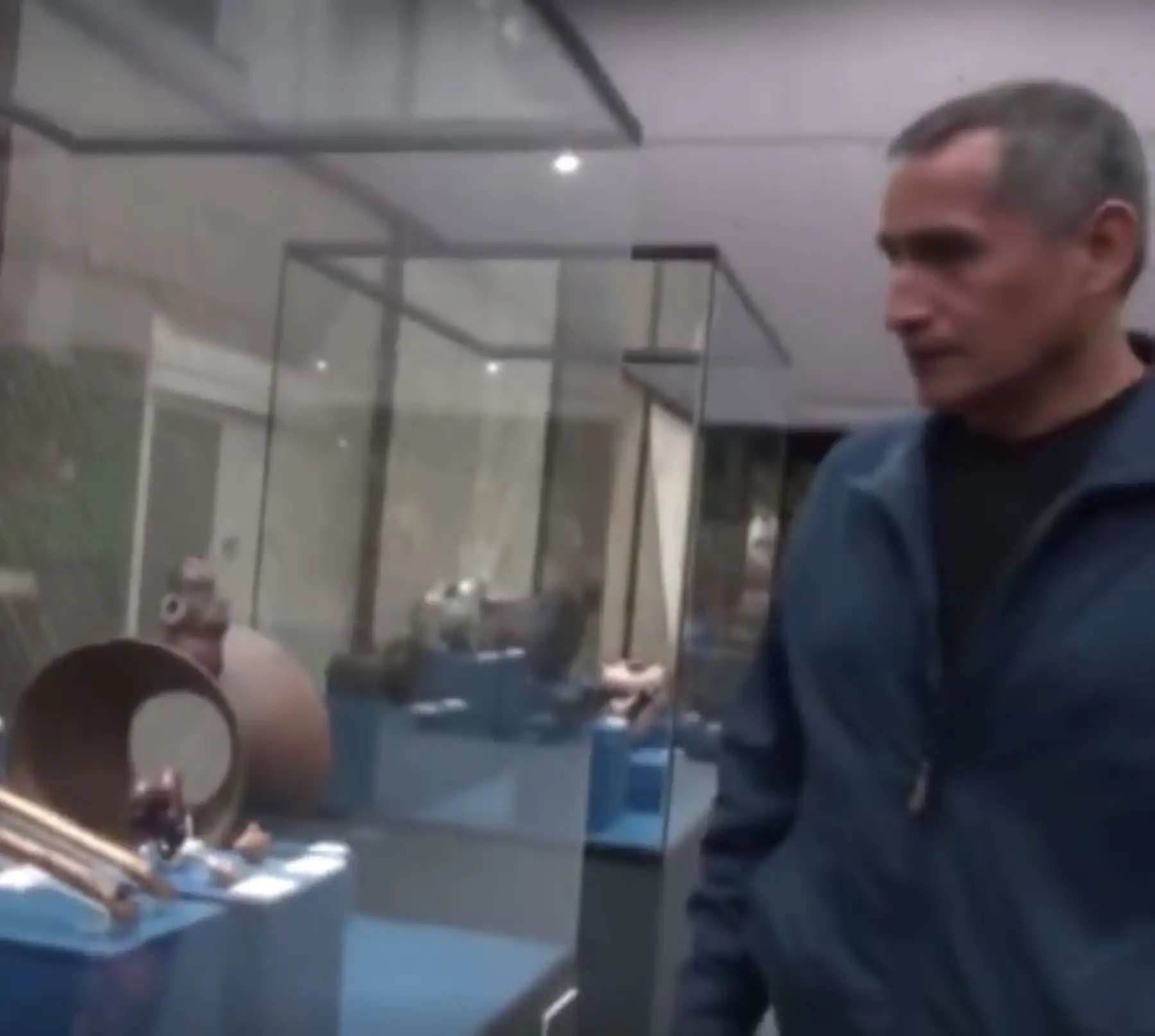 Luis Burgos, director del museo regional Max Uhle de Casma, quien defendió la integridad de este recinto cultural con valentía frente a la fuerza de las intensas lluvias.