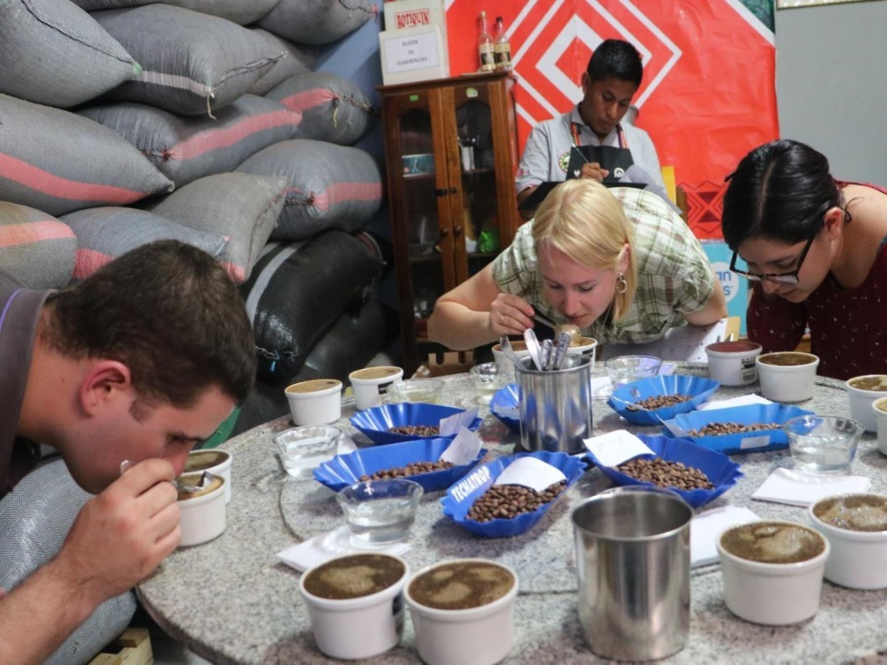 Representantes de empresas de Rusia llegaron a Satipo para apreciar la calidad de sus cafés especiales. Foto: ANDINA.