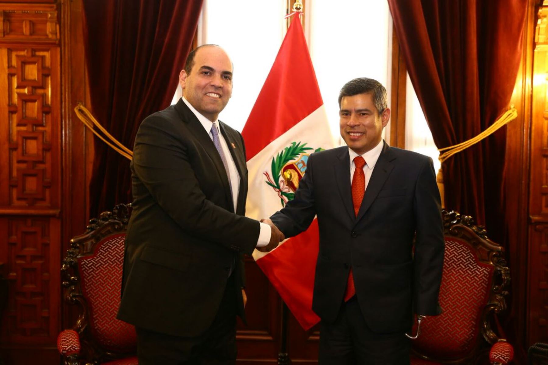 Fernando Zavala se reúne con Luis Galarreta en el Congreso.