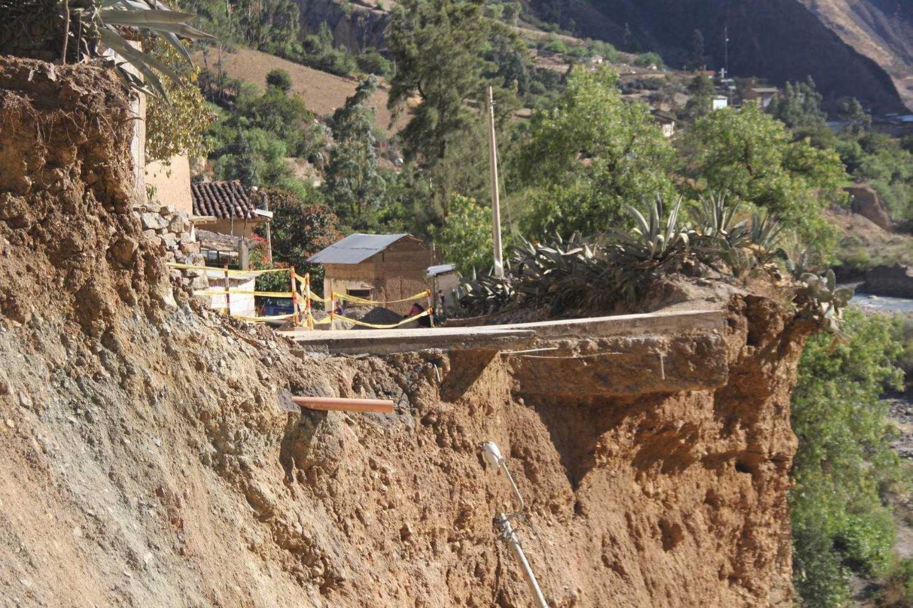 Deslizamientos interrumpen 100 metros de vía de penetración a Huari.