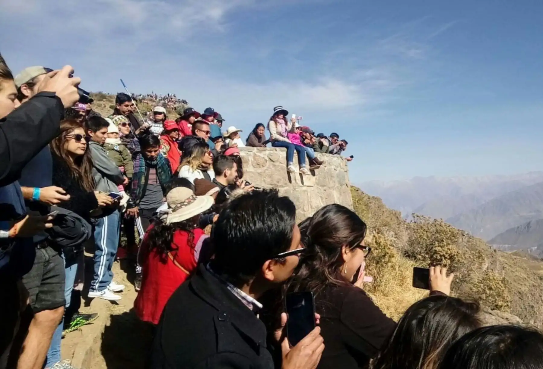 El valle del Colca, en la región Arequipa, espera recibir este año 300,000 turistas, cifra superior a la registrada el 2017 que cerró con más de 255,000 visitantes, año que no fue muy auspicioso debido a los problemas naturales que afectaron no solo al sur del país, dijo Rómulo Tinta, alcalde de la provincia de Caylloma. ANDINA