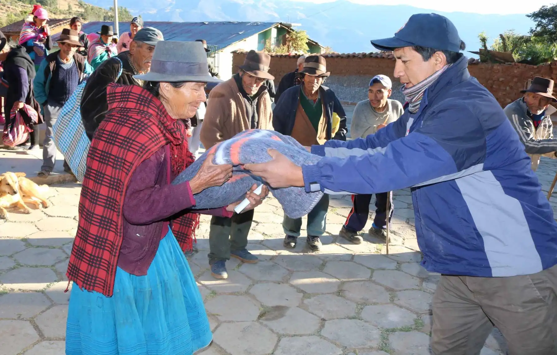 Ayacucho entrega 4,000 frazadas a afectados por bajas temperaturas.