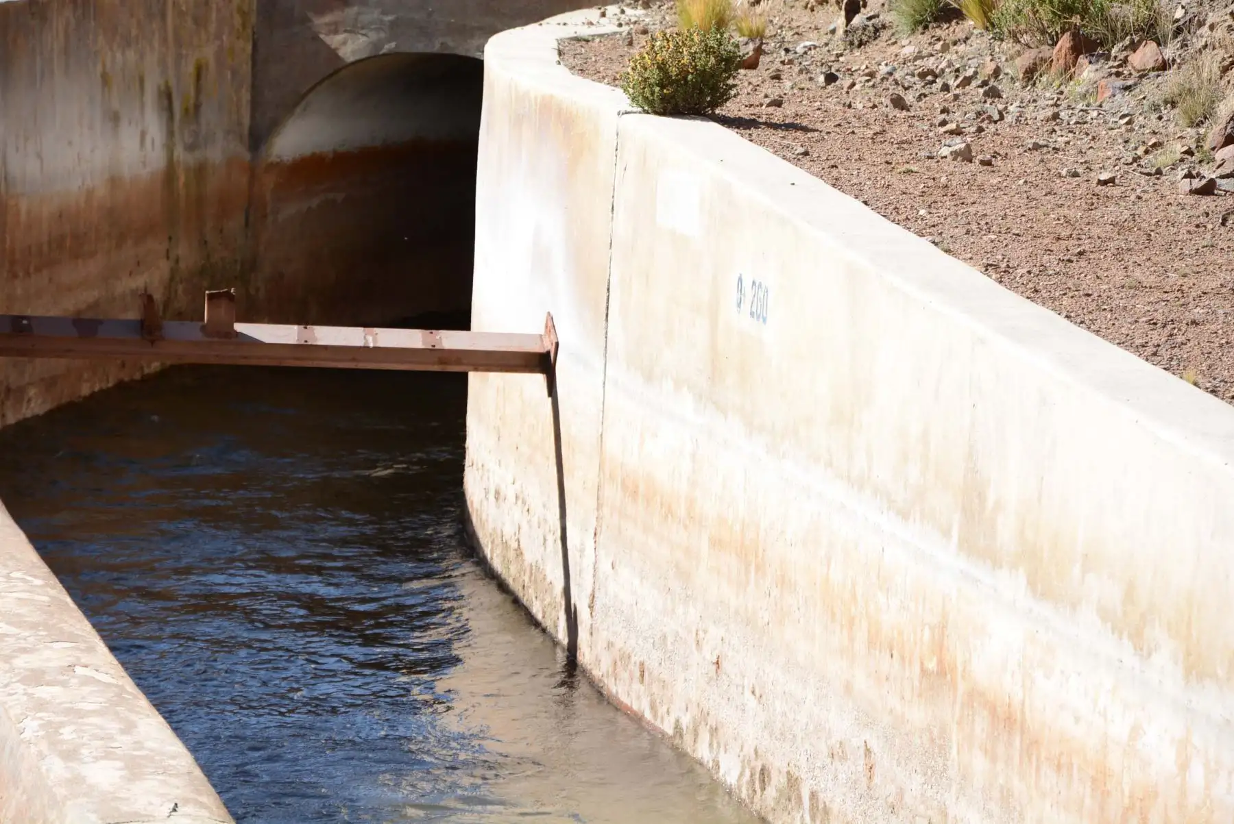 Incrementan a 1,400 litros por segundo volumen de agua liberada de Pasto Grande, en Moquegua.