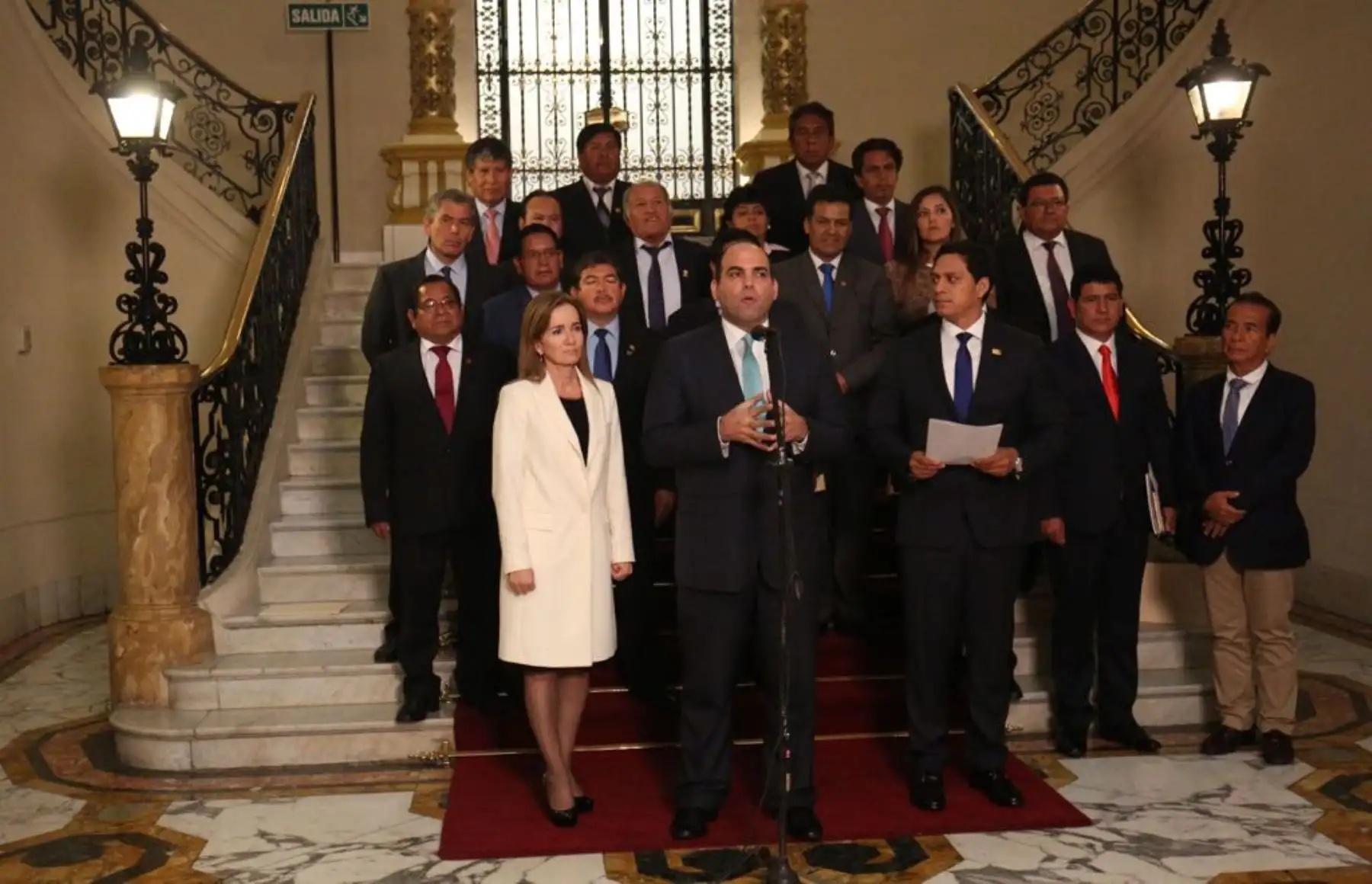 Pronunciamiento conjunto sobre salario de maestros, encabezada por el jefe del Gabinete Ministerial, Fernando Zavala.