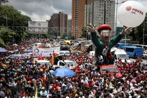 Chavistas participan en una manifestación para apoyar la instalación de la Asamblea Nacional Constituyente. Foto: Efe.