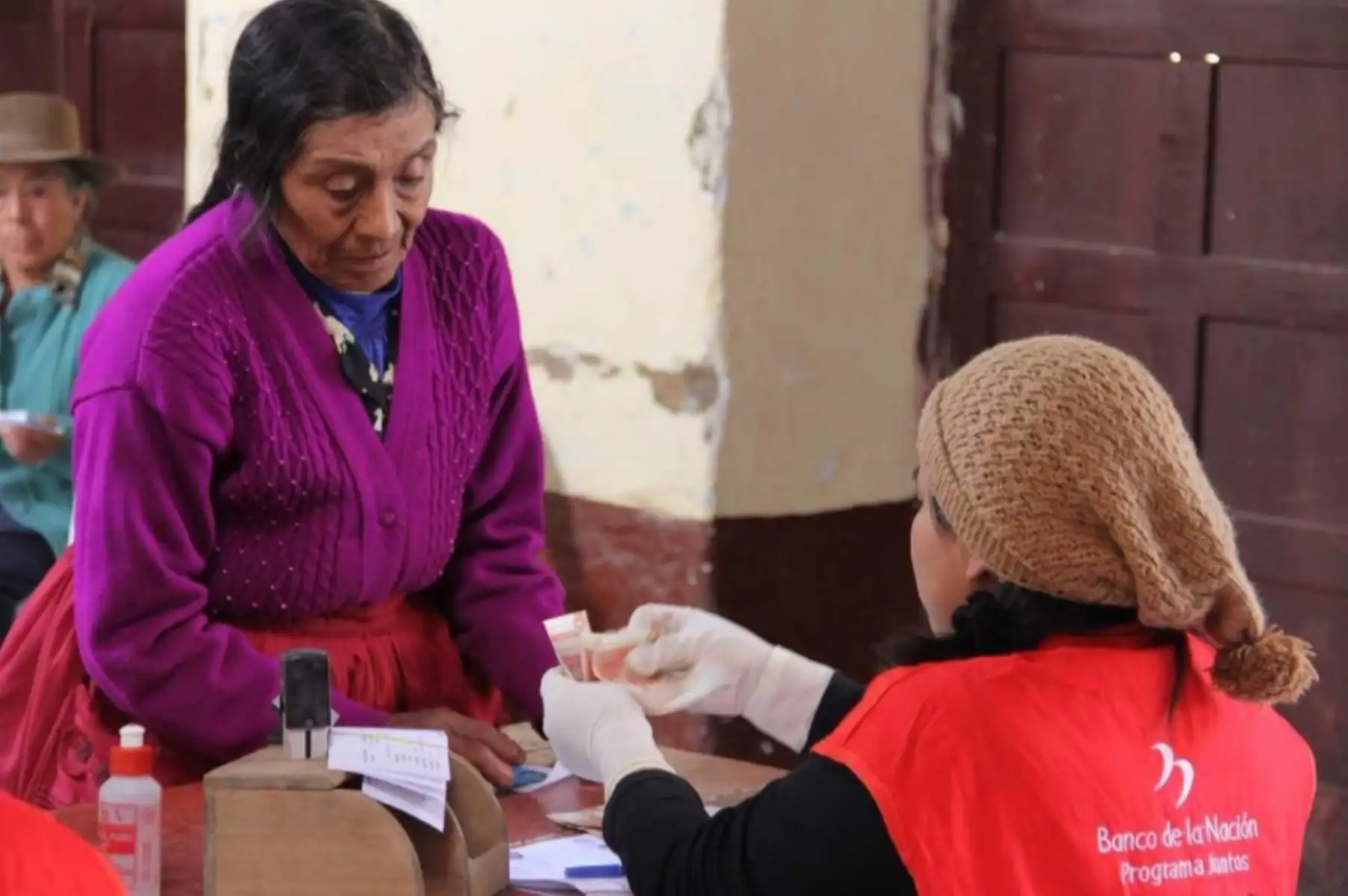Los usuarios que viven en 879 distritos, situados en 14 regiones declaradas en emergencia debido al impacto de El Niño costero, recibirán en agosto una subvención extraordinaria de 200 soles del Programa Nacional de Asistencia Solidaria Pensión 65, informaron voceros de dicho programa social del Midis.