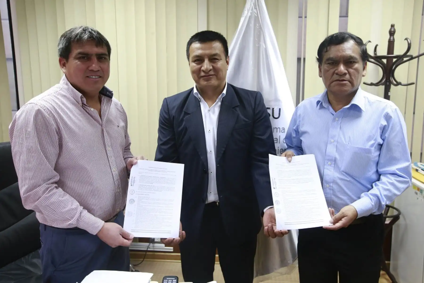 Director ejecutivo del Programa Nacional de Saneamiento Urbano, Manuel Isique Barrera y los alcaldes de Virú, Santos Mendoza Torres y de Florencia de Mora, Santos Toribio Vereau, respectivamente.