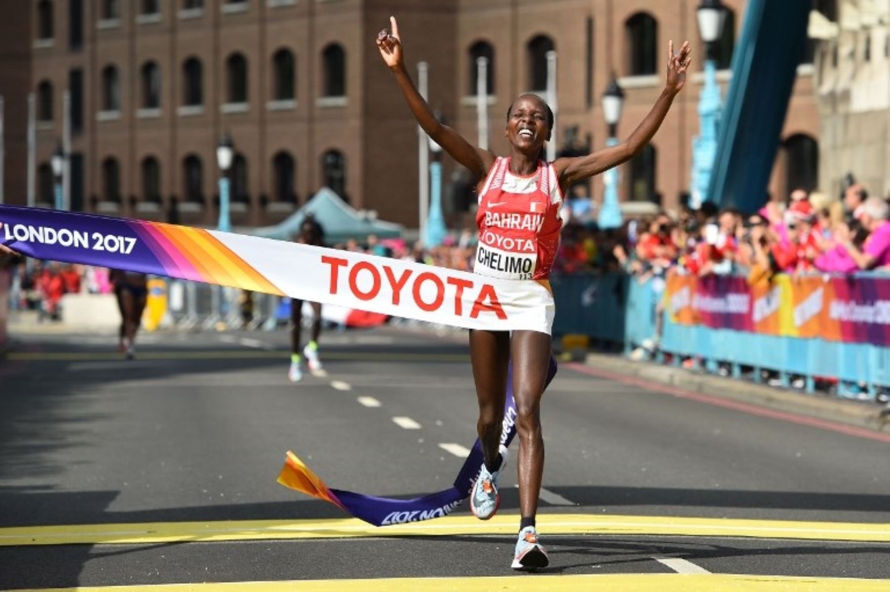 Rose Chelimo llegó primera en la maratón femenino