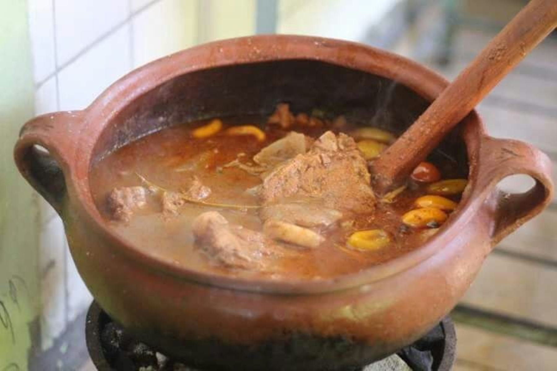 El adobo arequipeño se prepara con carne de chancho, ají colorado, cebolla, ajo y el concho de chicha de guiñapo, bebida típica arequipeña.