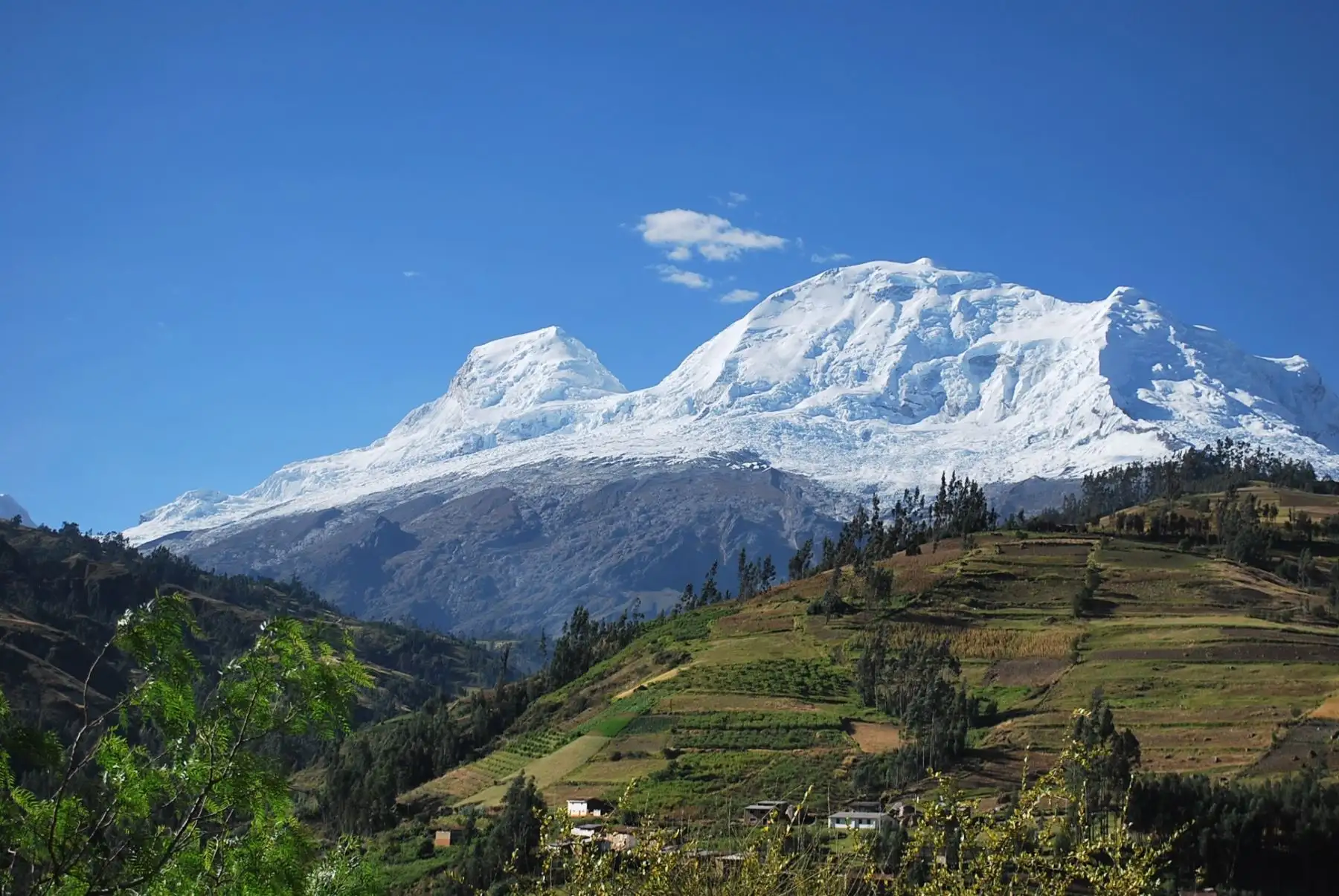 Científicos escalan nevado Huascarán para estudiar montaña.