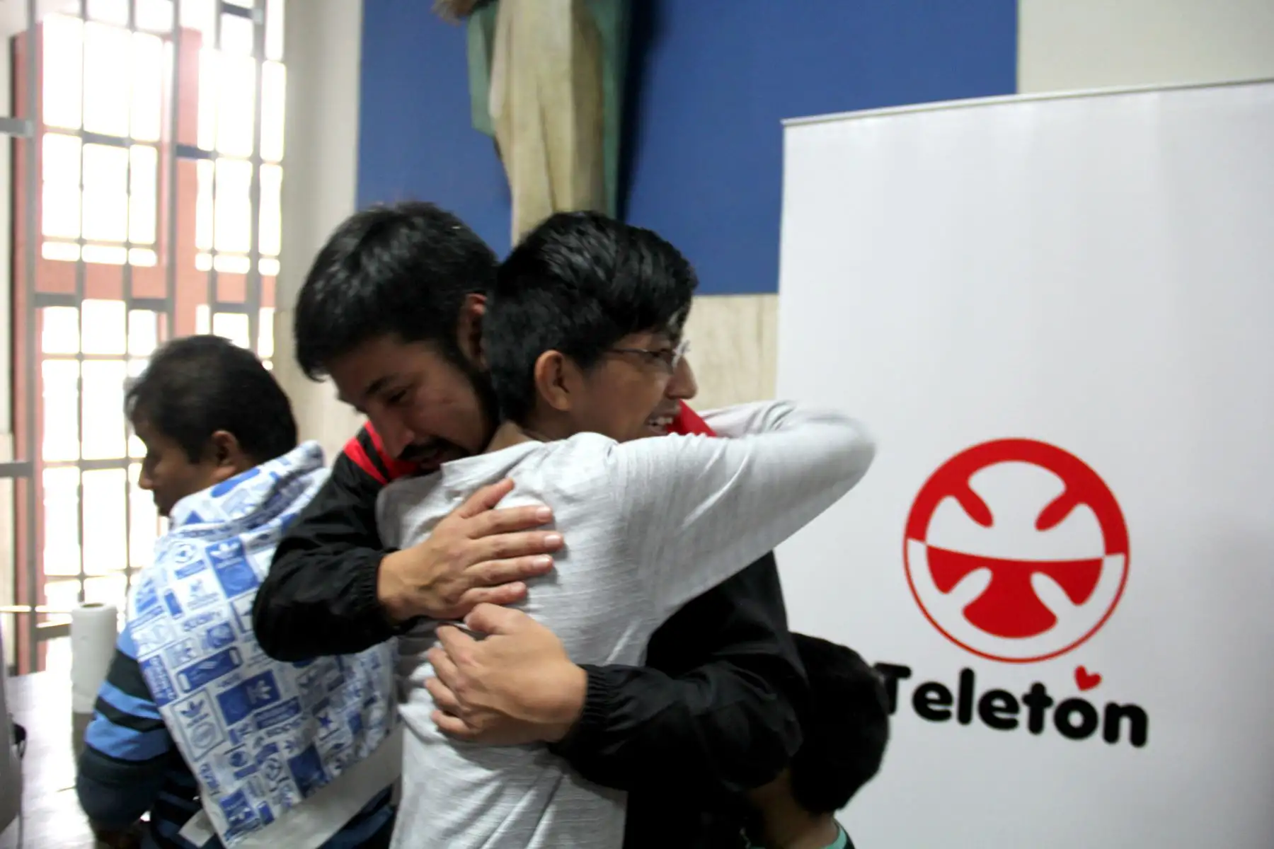 Aldo y los niños beneficiarios de la Teletón vivieron una tarde de amistad.