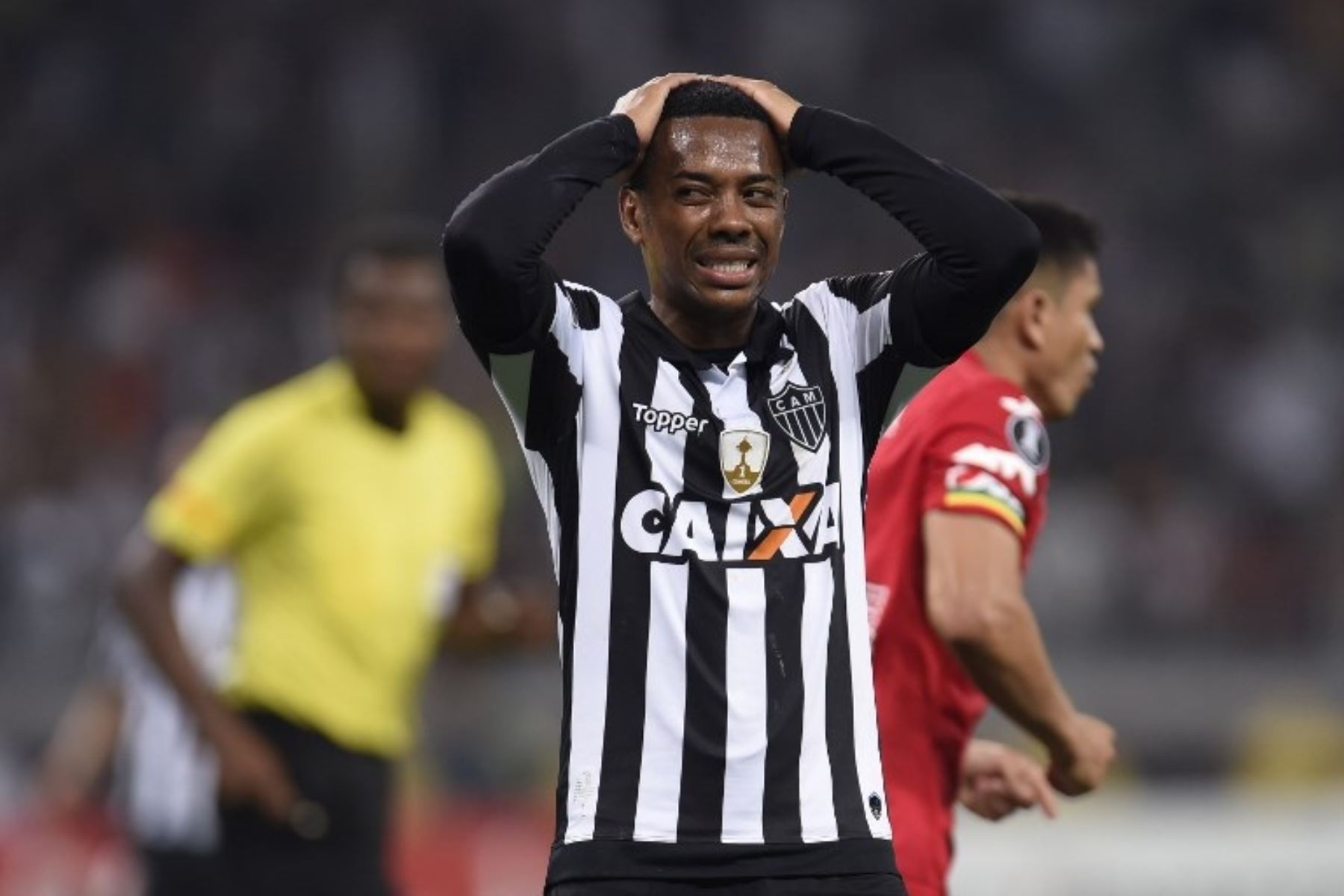 Robinho no puede creer que el Wiltermann  dejó afuera  al Mineiro