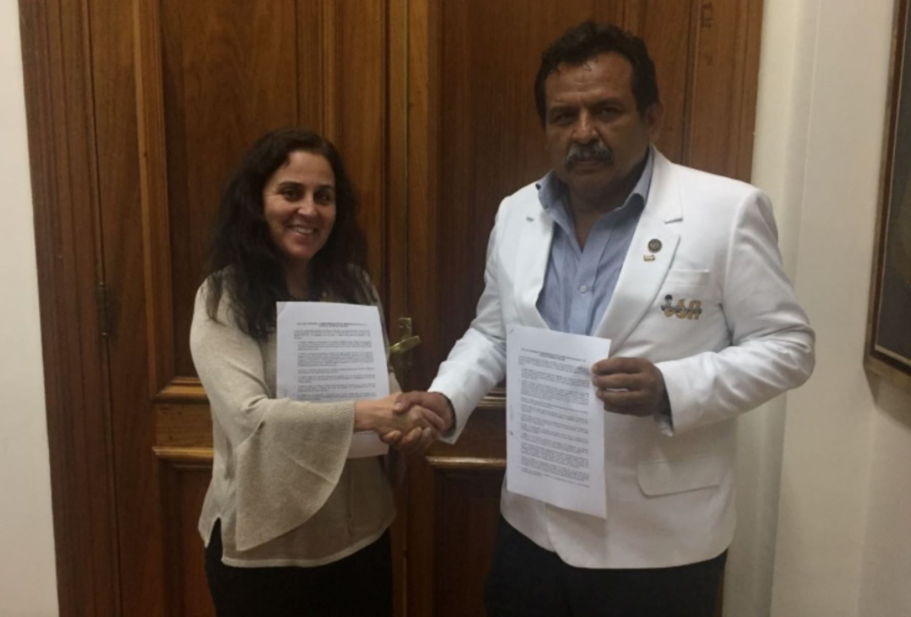 Ministra de Salud, Patricia Salas, llega a acuerdos con Federación Médica para suspender huelga.