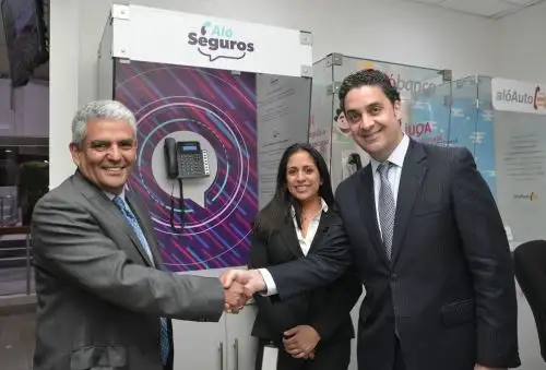El presidente de Apeseg, Eduardo Morón (izquierda) y el presidente de Indecopi, Ivo Gagliuffi  (derecha) presentan "Aló Seguros". Foto: Indecopi.