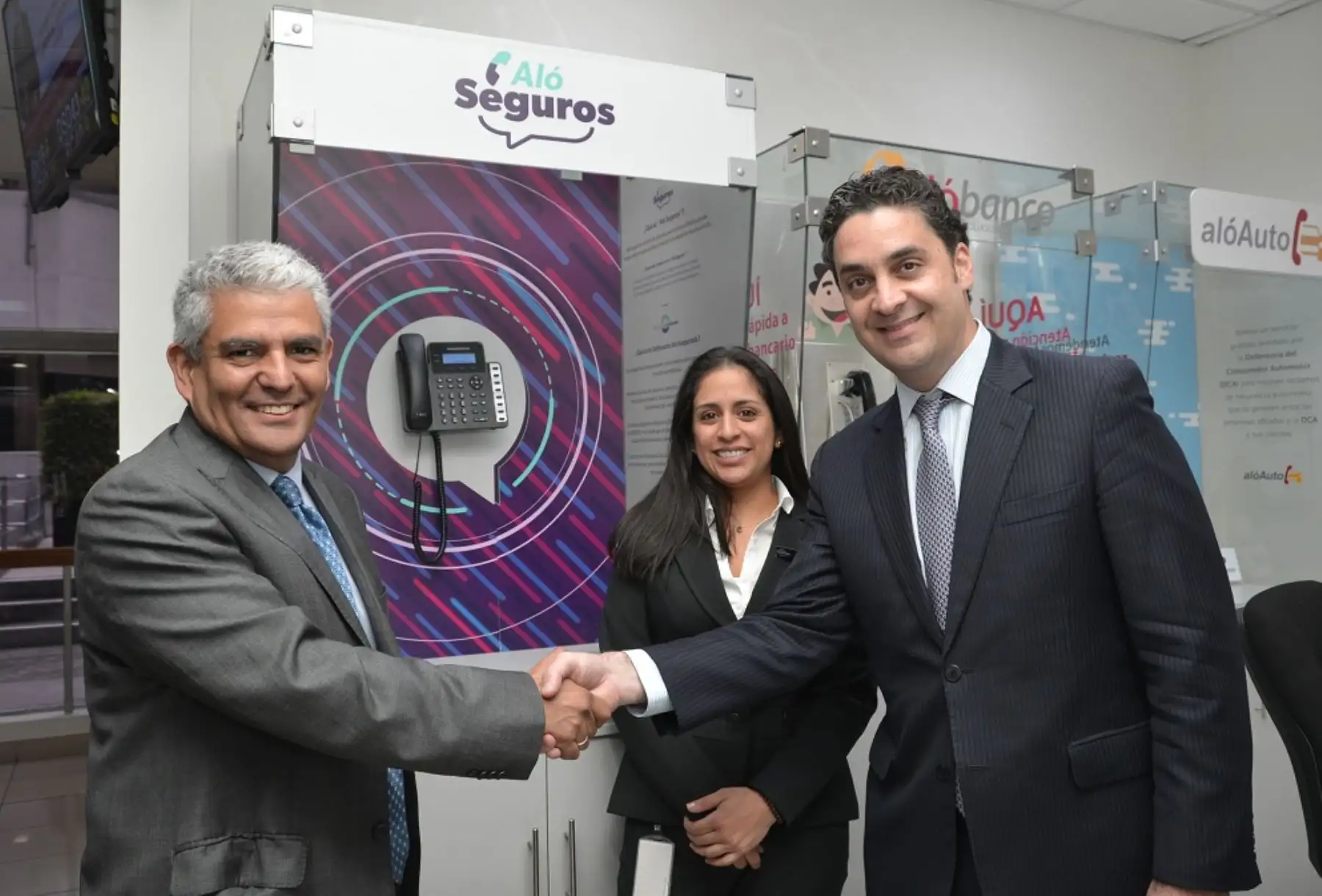 El presidente de Apeseg, Eduardo Morón (izquierda) y el presidente de Indecopi, Ivo Gagliuffi  (derecha) presentan "Aló Seguros". Foto: Indecopi.