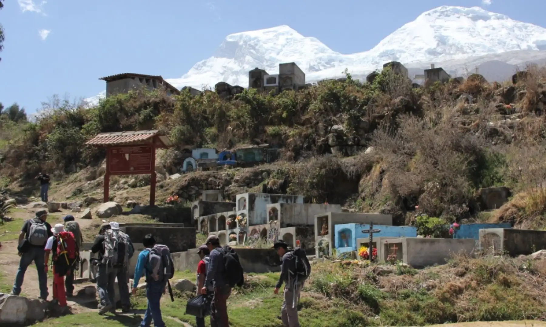Al promediar las 08:15 horas de hoy, la expedición científica del Instituto Nacional de Investigación en Glaciares y Ecosistemas de Montaña (Inaigem). llegó a la cumbre sur del nevado Huascarán