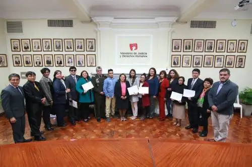 Ministerio de Justicia reconoce a becarios de FF. AA. y Policía Nacional.