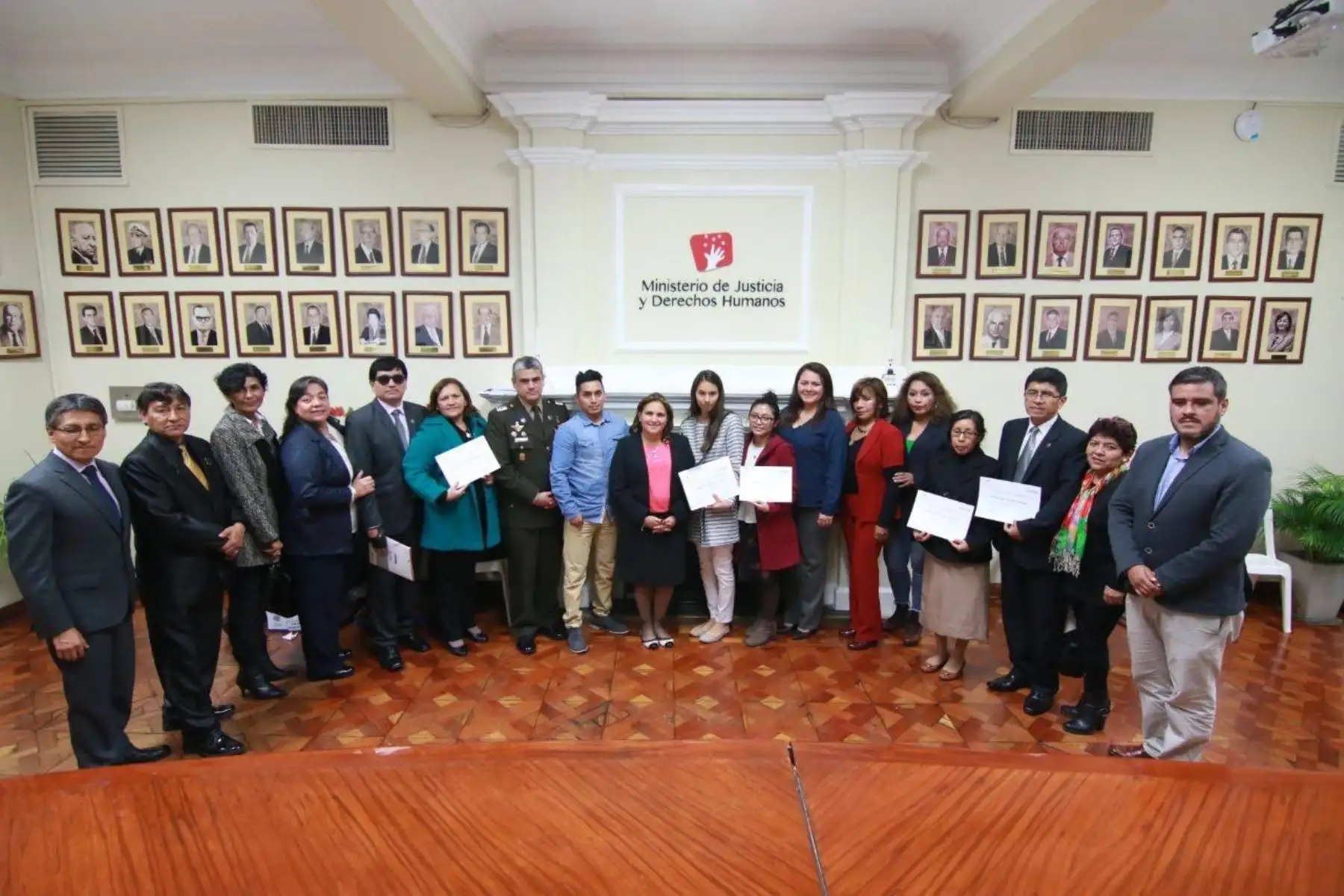 Ministerio de Justicia reconoce a becarios de FF. AA. y Policía Nacional.