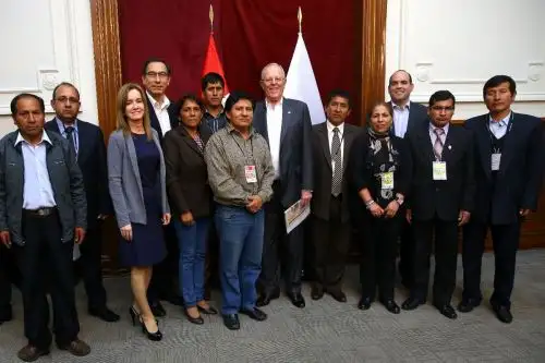 Presidente Pedro Pablo Kuczynski junto a delegados de gremios docentes.